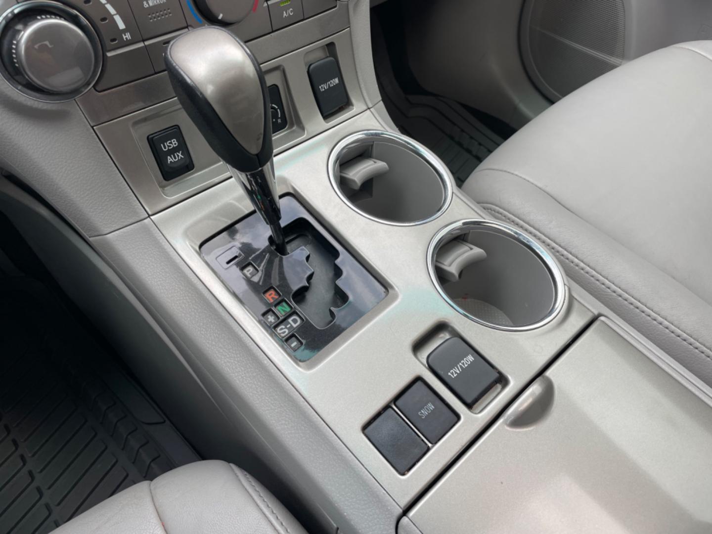 2013 Gray /Silver Toyota Highlander (5TDZK3EH0DS) with an V6 engine, Automatic transmission, located at 1501 West 15th St., Houston, 77008, (713) 869-2925, 29.797941, -95.411789 - Photo#17